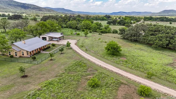 $1,095,000 | 2657 West Sabinal Road, Utopia, TX 78884