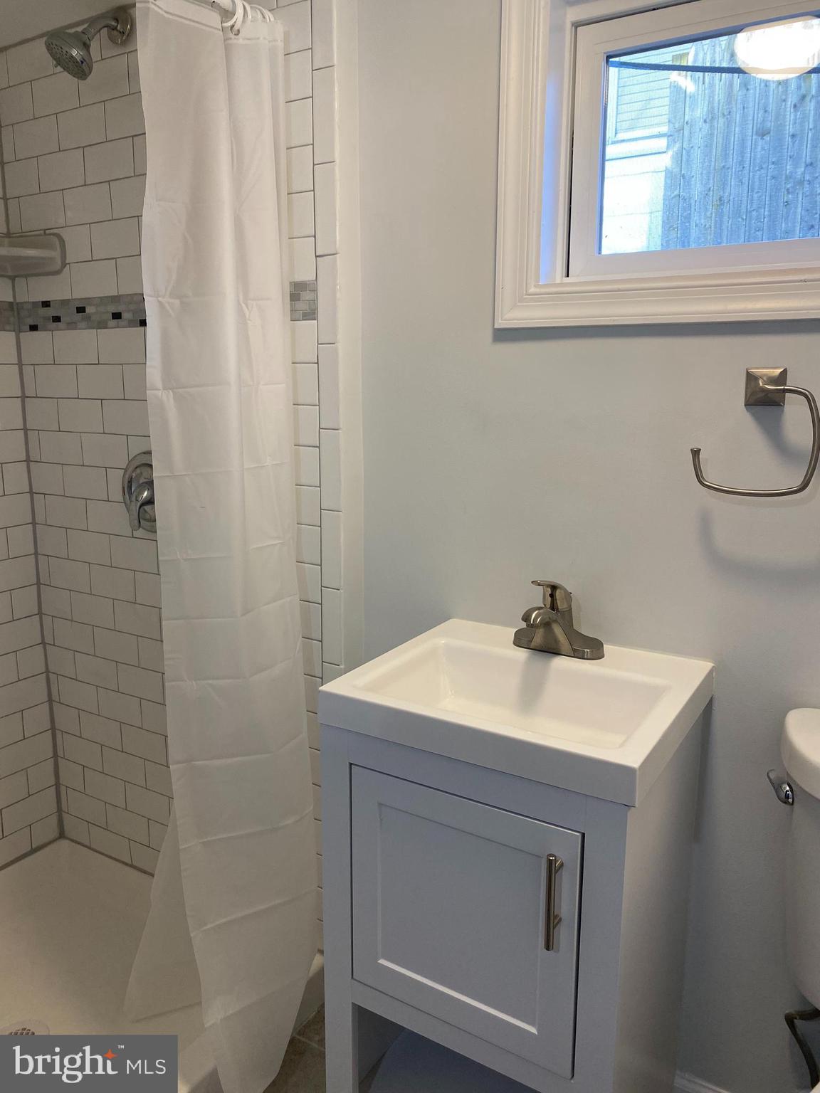 224 Wanda Road Pasadena, MD 21122 - Photo 19 of 33 Bath alt. view