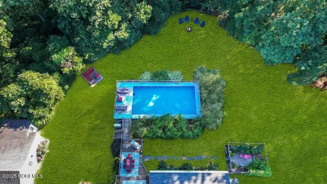 a view of an house with backyard space and garden