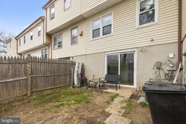 a view of a house with backyard and furniture