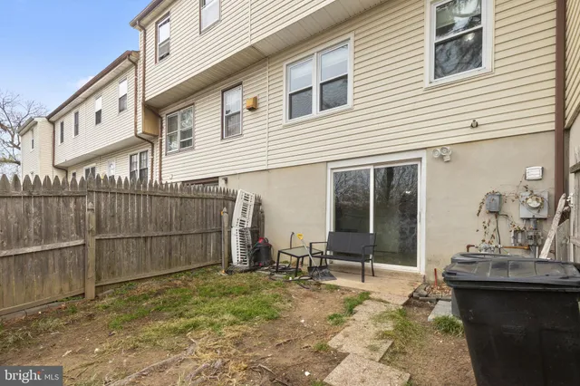 a view of a house with backyard and furniture