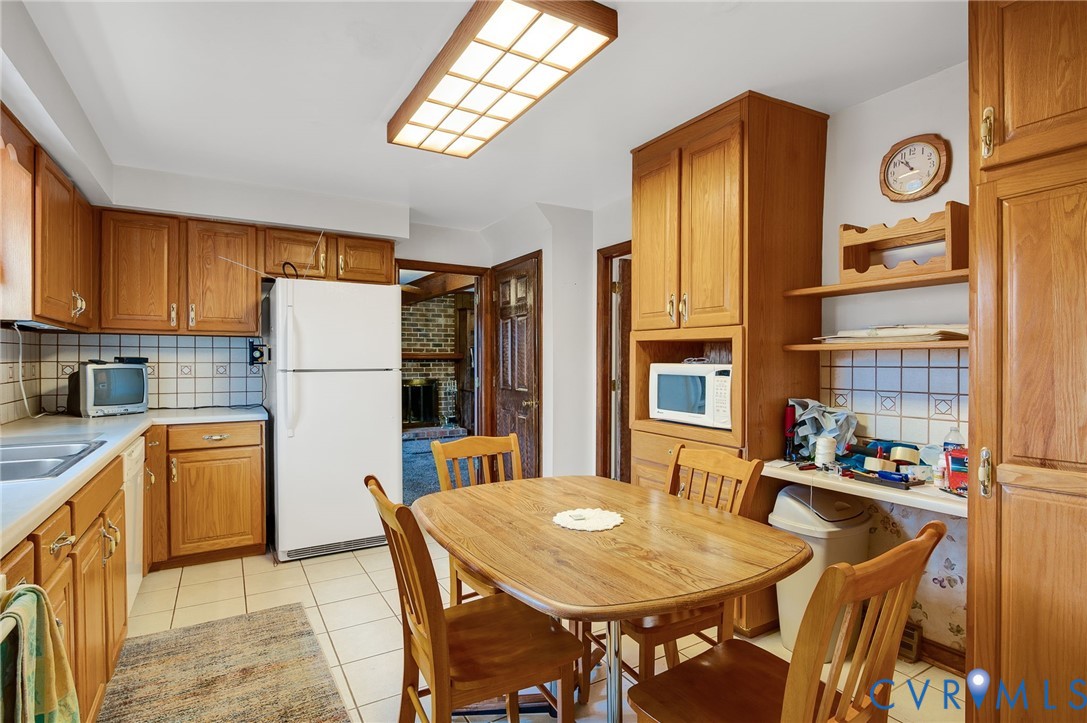 1913 Raintree Drive Henrico, VA 23238 - Photo 17 of 39 a dining room with stainless steel appliances a table and chairs