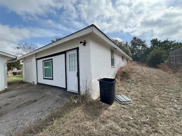 a view of a house with backyard and barbeque grill
