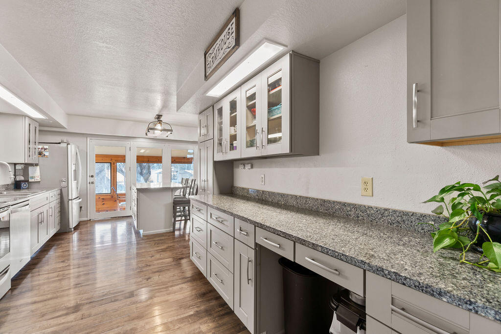 62660 Erickson Road Bend, OR 97701 - Photo 5 of 31 7