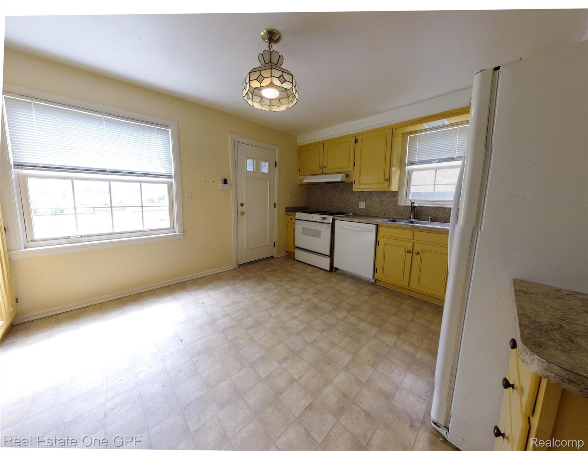 1325 Torrey Road Grosse Pointe, MI 48236 - Photo 10 of 38 04 Photo_6553750_DJI_150_pano_15452420_0_20225115618_photo_pano copy 2.jpg