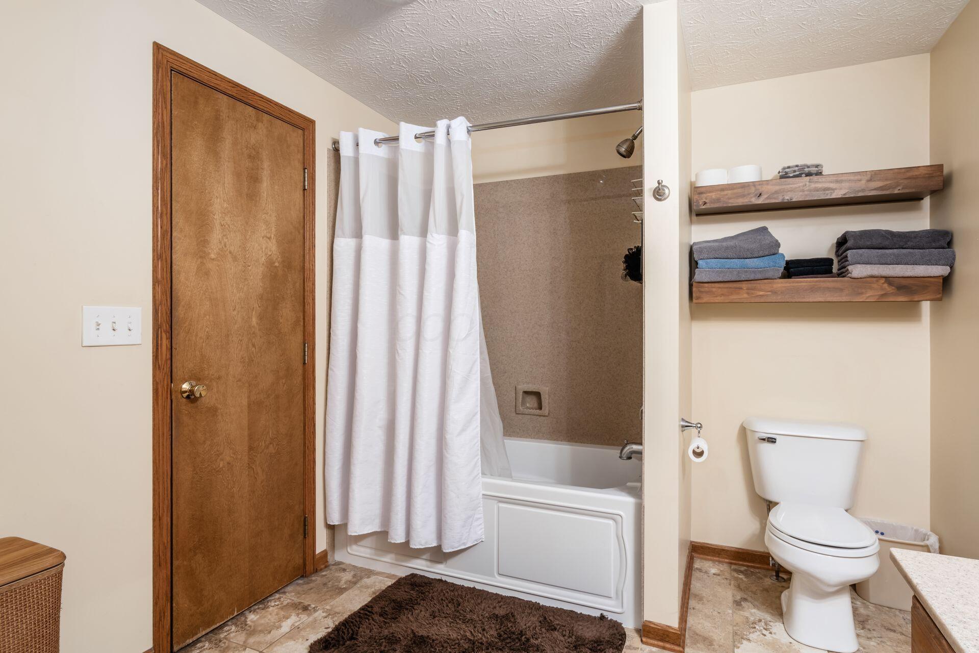 10862 Center Village Road Galena, OH 43021 - Photo 14 of 40 Attached Bath