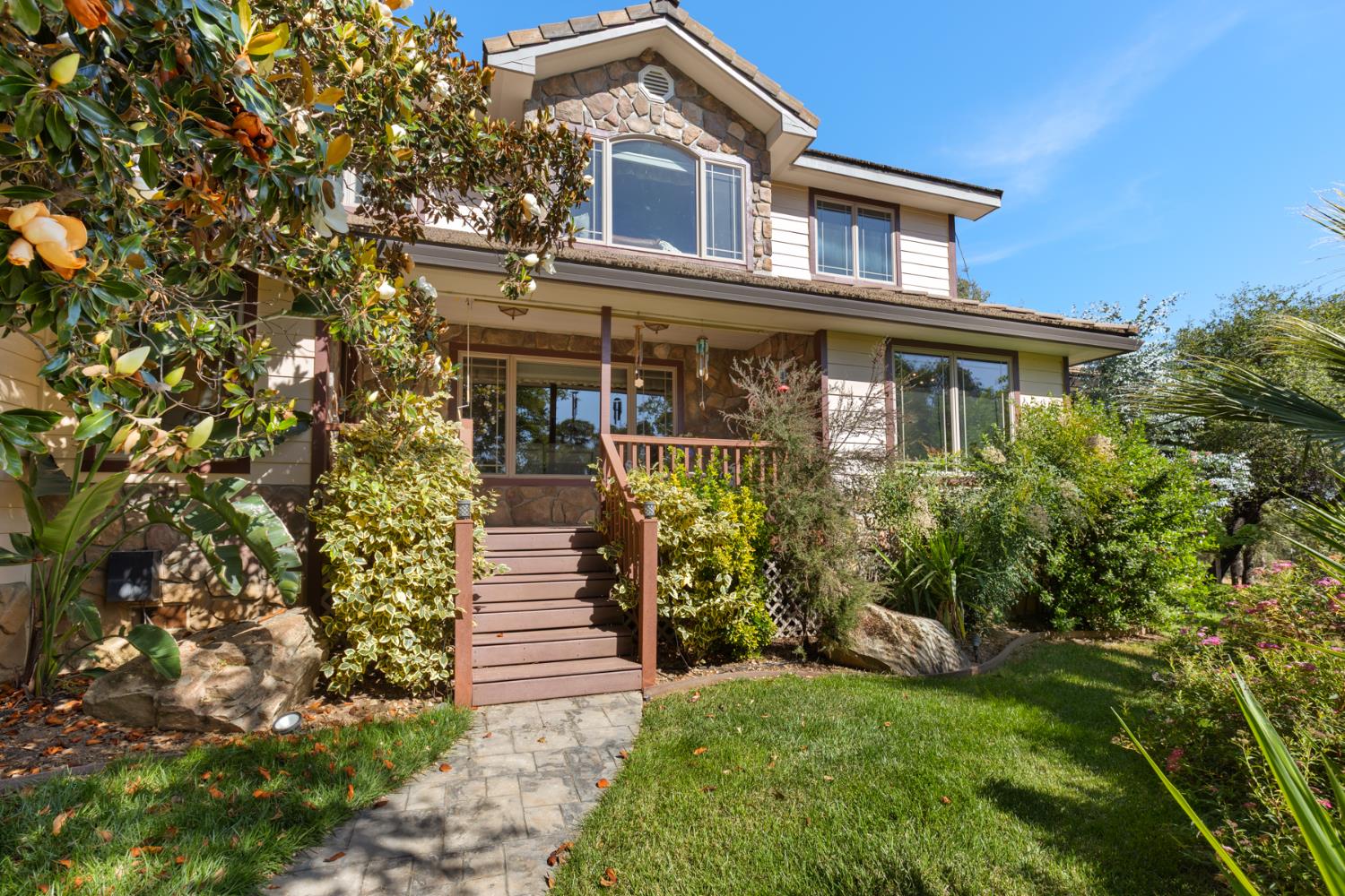 45 Lighthouse Lane Bangor, CA 95901 - Photo 5 of 63 a front view of a house with a yard