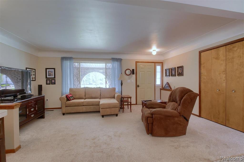 48969 Callens Road Chesterfield, MI 48047 - Photo 5 of 34