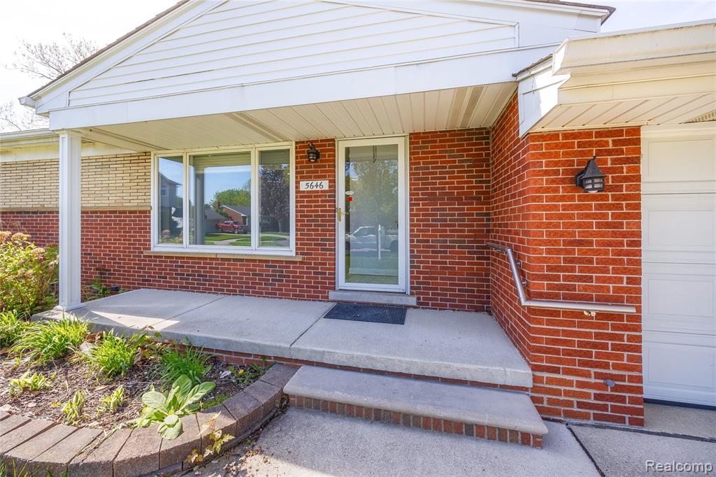 5646 Cambourne Road Dearborn Heights, MI 48127 - Photo 4 of 42