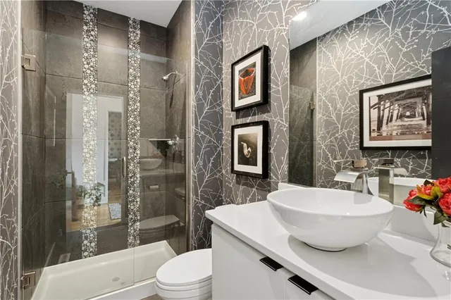 $1,000,000 | 1913 West 48th Street, Westwood, KS 66205