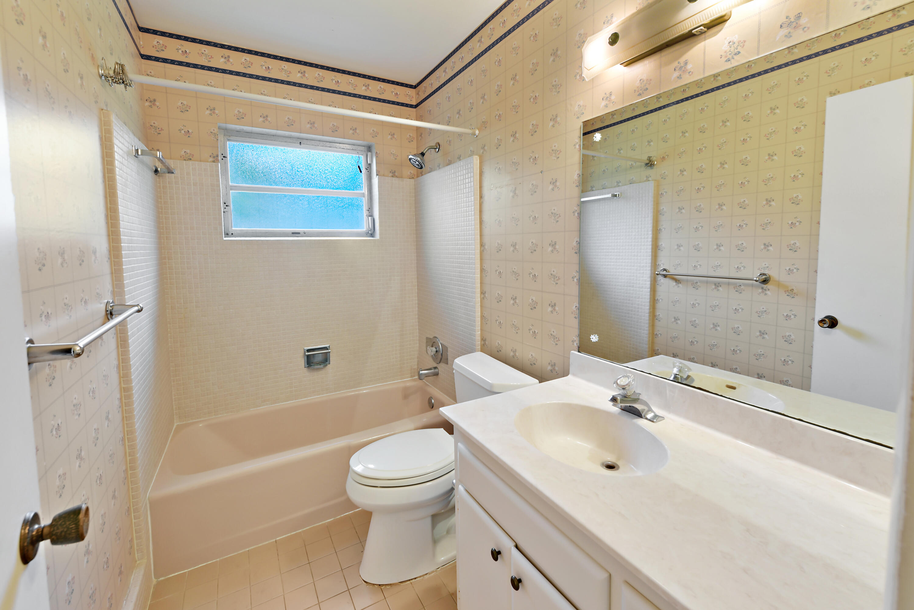 324 River Drive Tequesta, FL 33469 - Photo 14 of 28 Nice sized 2nd Bath