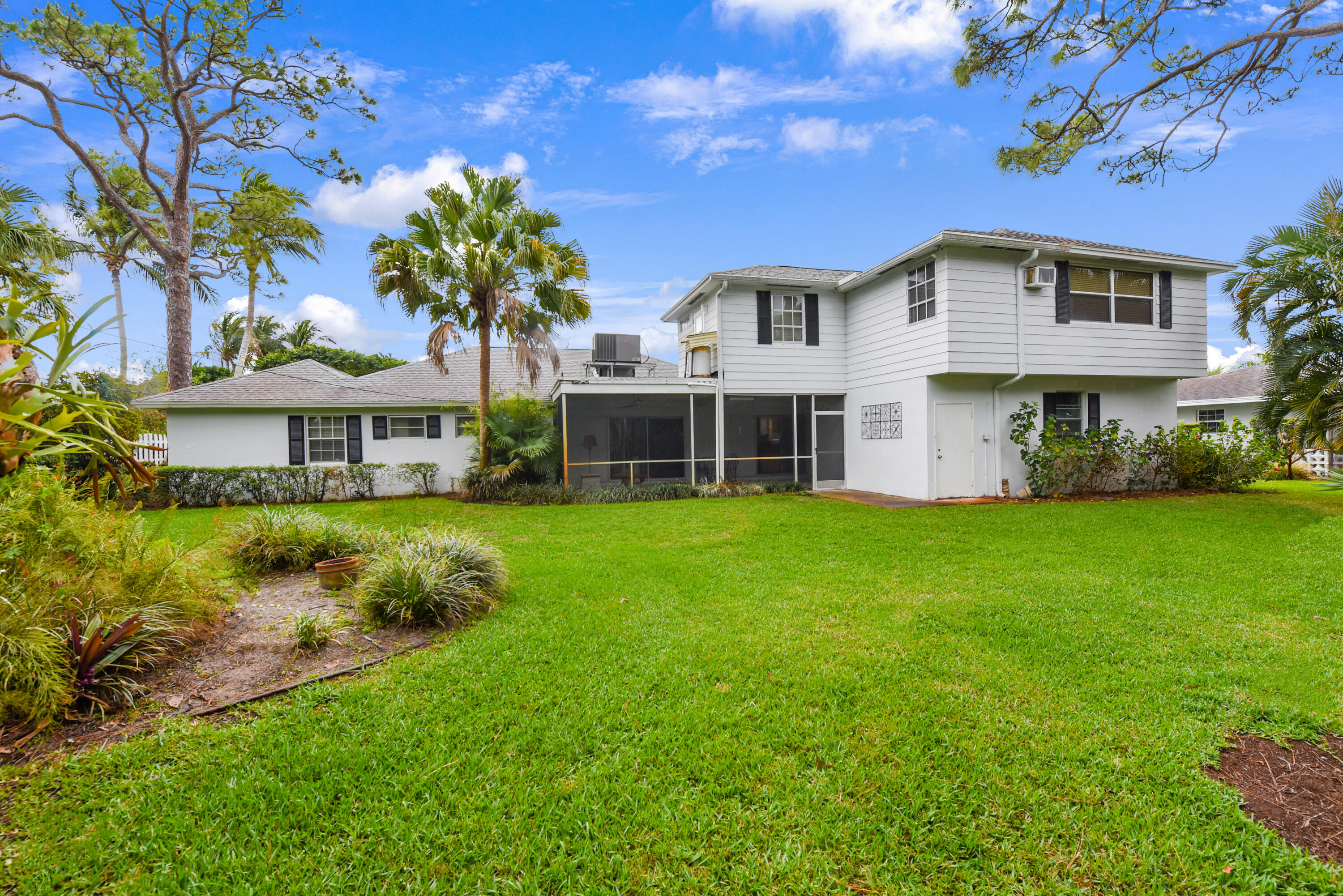 324 River Drive Tequesta, FL 33469 - Photo 4 of 28 Large Backyard