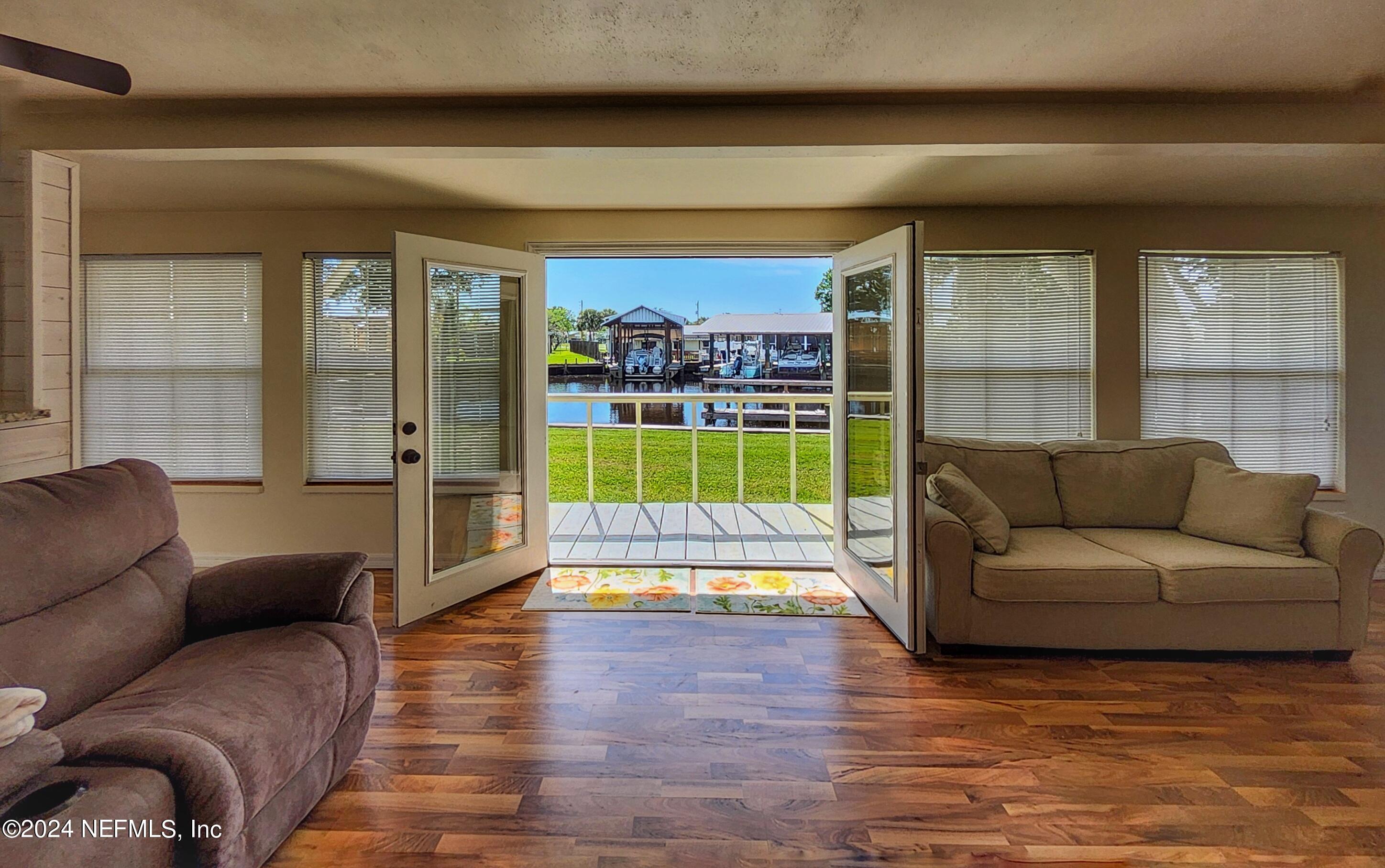 44 Scott Welaka, FL 32193 - Photo 29 of 35 a living room with furniture and a large window