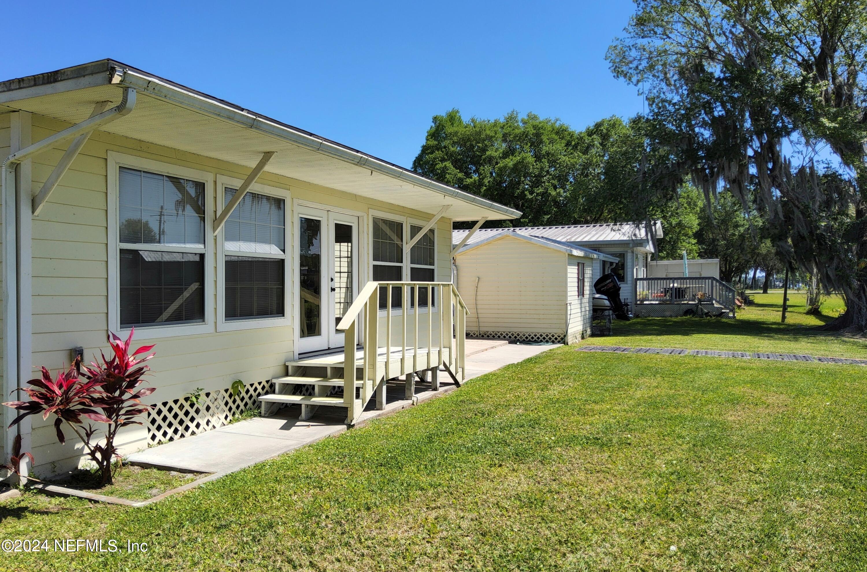 44 Scott Welaka, FL 32193 - Photo 10 of 35 a front view of a house with garden