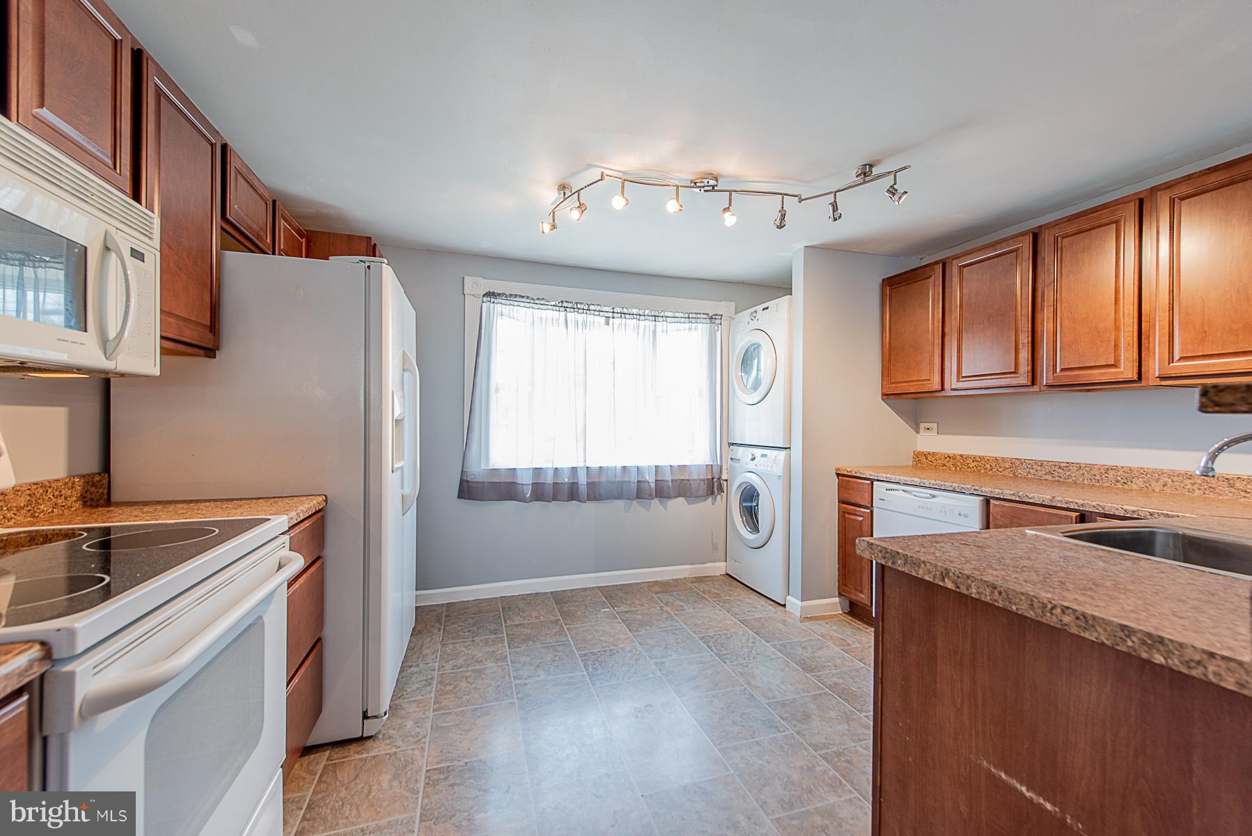 2413 Brunswick Road Baltimore, MD 21227 - Photo 2 of 30 Bright Bay Window