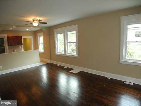126 West Edgevale Road Baltimore, MD 21225 - Photo 3 of 29 Living Room