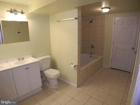 126 West Edgevale Road Baltimore, MD 21225 - Photo 21 of 29 Bath (Master)