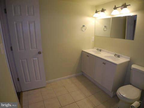 126 West Edgevale Road Baltimore, MD 21225 - Photo 23 of 29 Bath (Master)