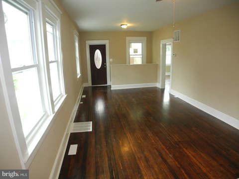 126 West Edgevale Road Baltimore, MD 21225 - Photo 4 of 29 Living Room