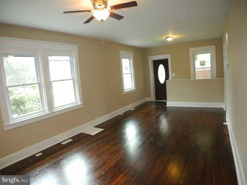 126 West Edgevale Road Baltimore, MD 21225 - Photo 5 of 29 Living Room