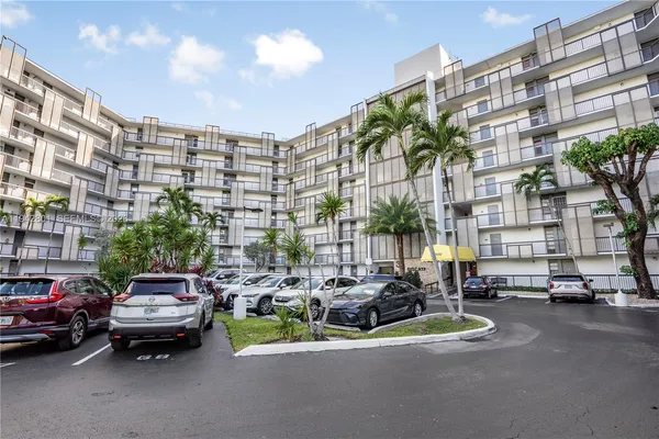 $2,250 | 20500 West Country Club Drive, Unit 607, Aventura, FL 33180