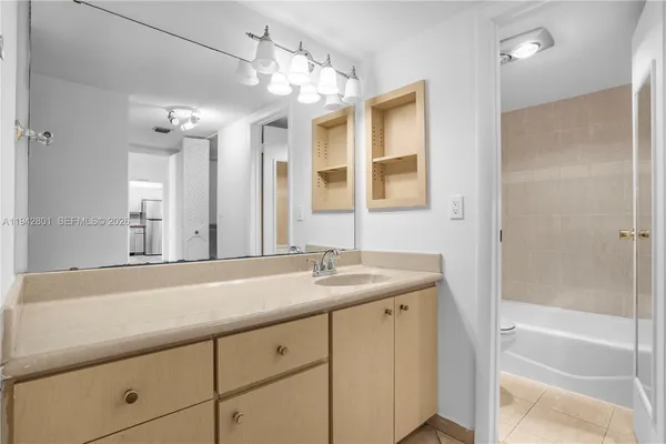 $2,250 | 20500 West Country Club Drive, Unit 607, Aventura, FL 33180