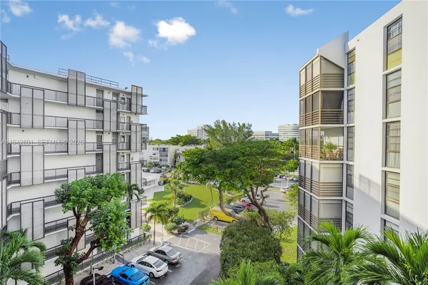 $2,250 | 20500 West Country Club Drive, Unit 607, Aventura, FL 33180