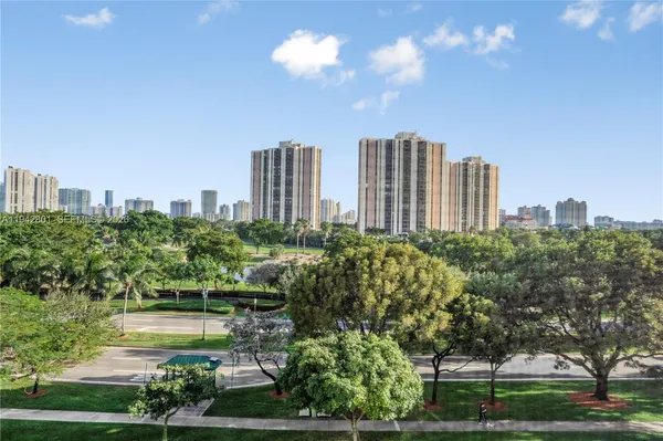 $2,250 | 20500 West Country Club Drive, Unit 607, Aventura, FL 33180