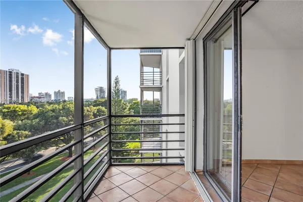 $2,250 | 20500 West Country Club Drive, Unit 607, Aventura, FL 33180