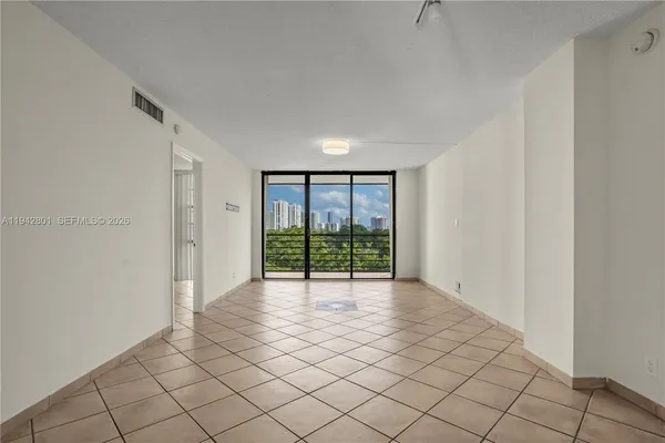 $2,250 | 20500 West Country Club Drive, Unit 607, Aventura, FL 33180