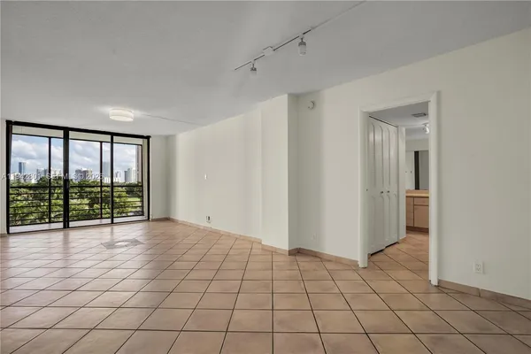 $2,250 | 20500 West Country Club Drive, Unit 607, Aventura, FL 33180