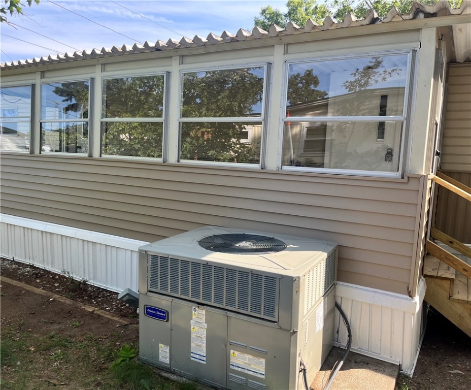 5 Ln 6 Coventry, RI 02816 - Photo 5 of 21 Sunroom/Breezeway