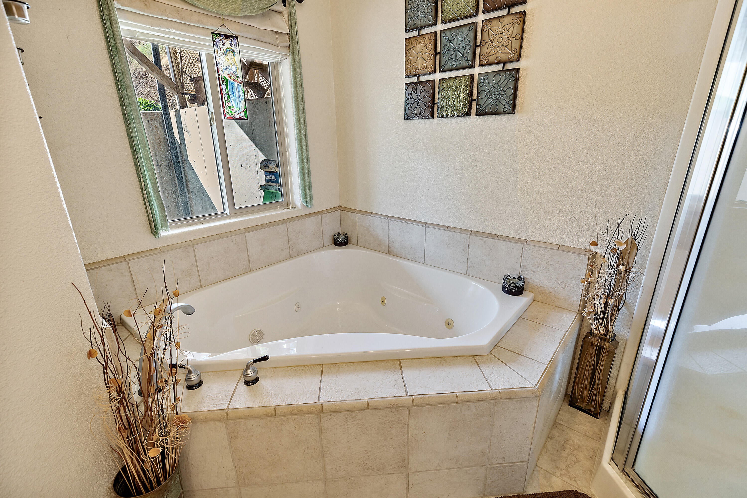 3852 North River Road Gold Hill, OR 97525 - Photo 21 of 39 Soaking Tub w/Window