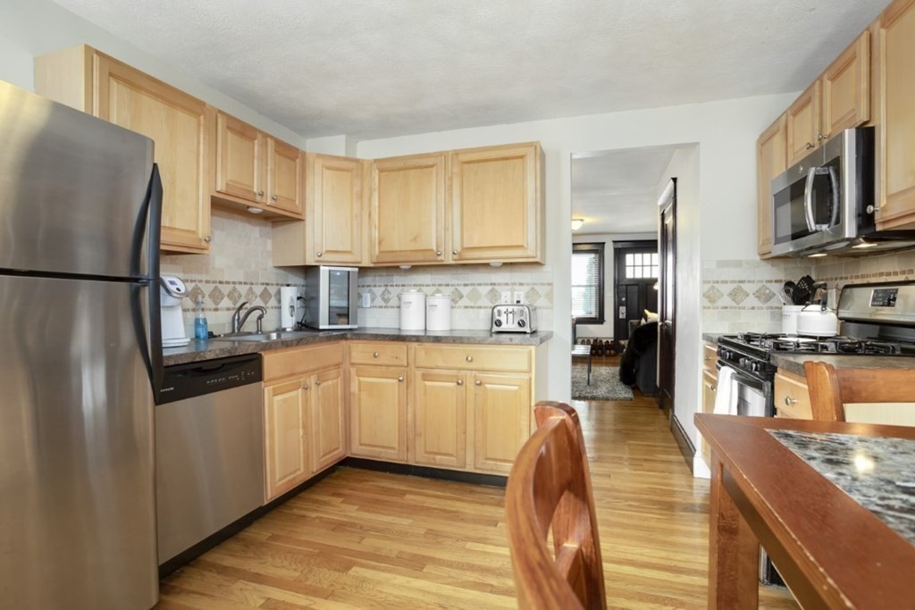 94 Overland Road, Unit 3 Waltham, MA 02451 - Photo 3 of 20 Gallery Image 3