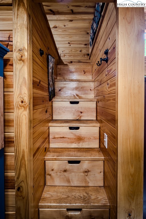 793 Highland Hills Road Newland, NC 28657 - Photo 25 of 40 a view of walk in closet