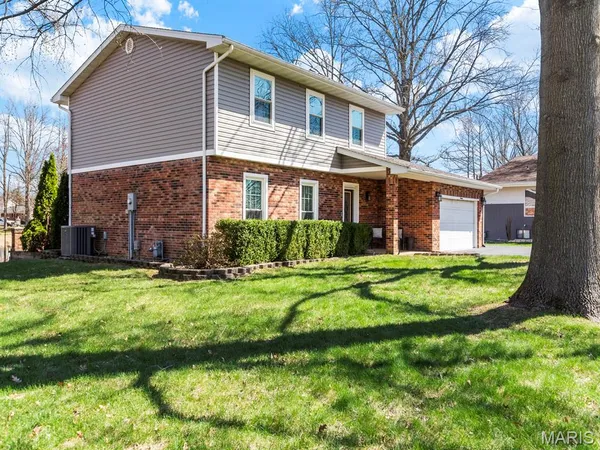 $362,000 | 14 Lakeview Drive, Freeburg, IL 62243