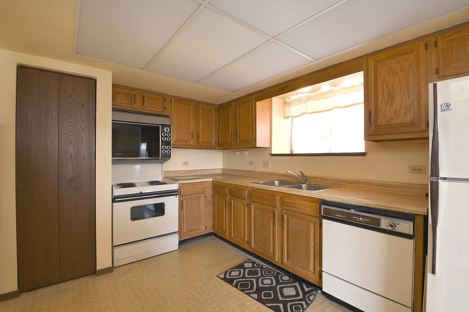 11137 E Road, Unit E Palos Hills, IL 60465 - Photo 11 of 34 a kitchen with stainless steel appliances granite countertop a stove a sink and a microwave