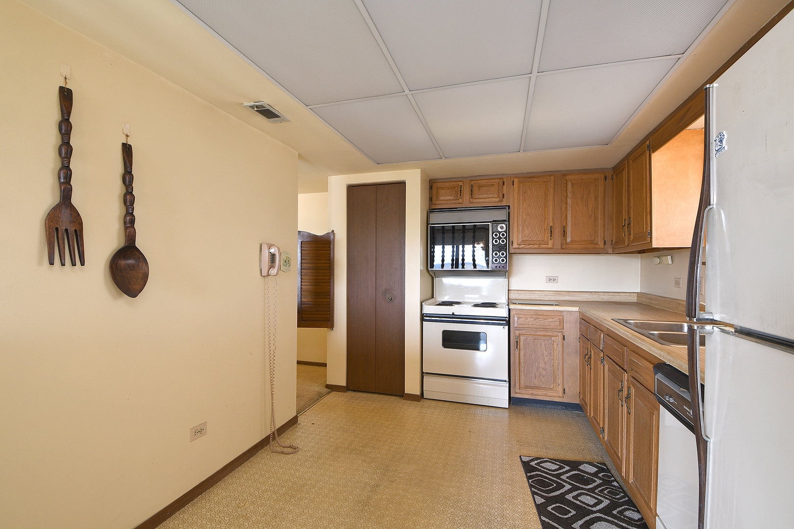 11137 E Road, Unit E Palos Hills, IL 60465 - Photo 13 of 34 a kitchen with a refrigerator and a stove top oven