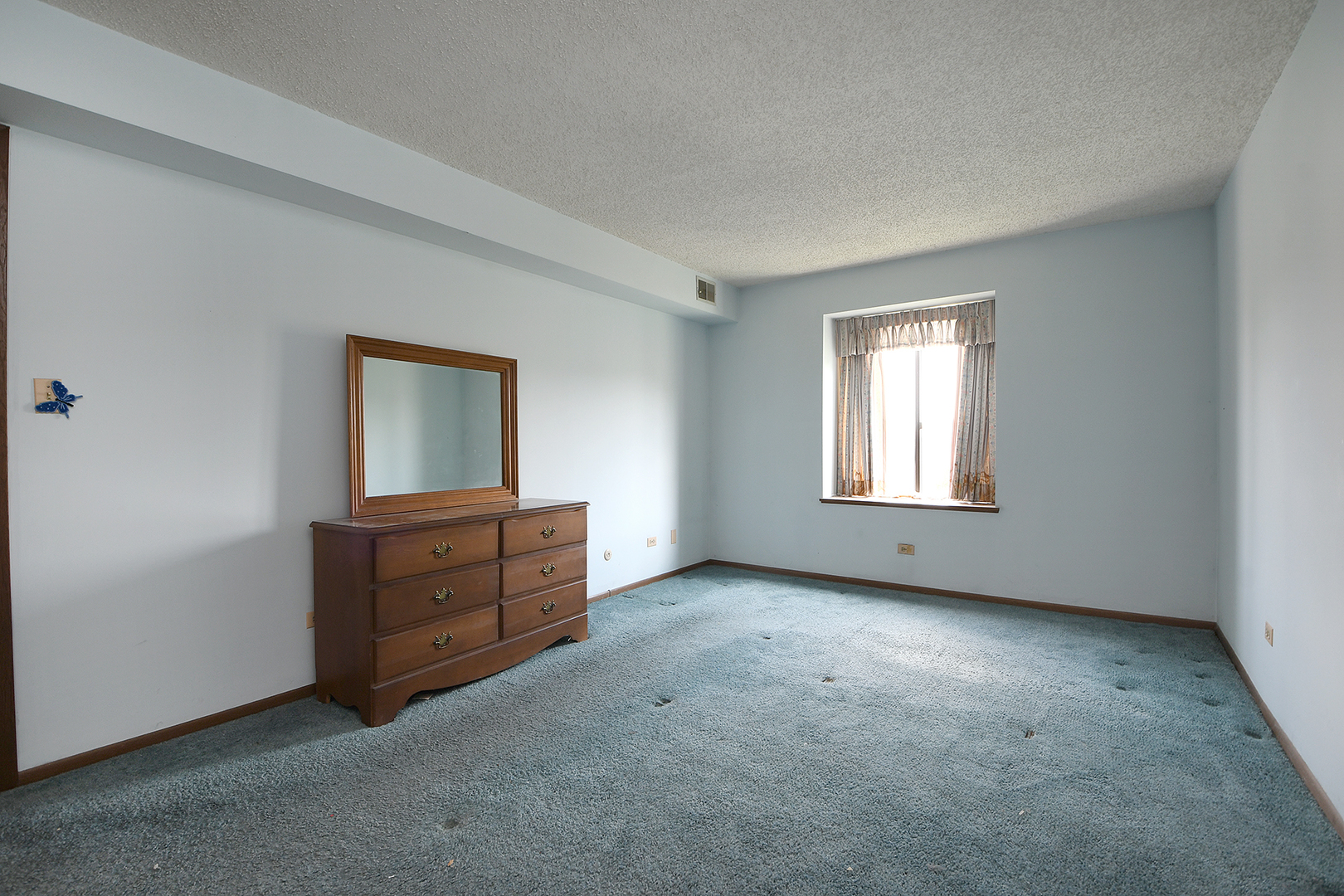 11137 E Road, Unit E Palos Hills, IL 60465 - Photo 15 of 34 an empty room with windows and cabinet