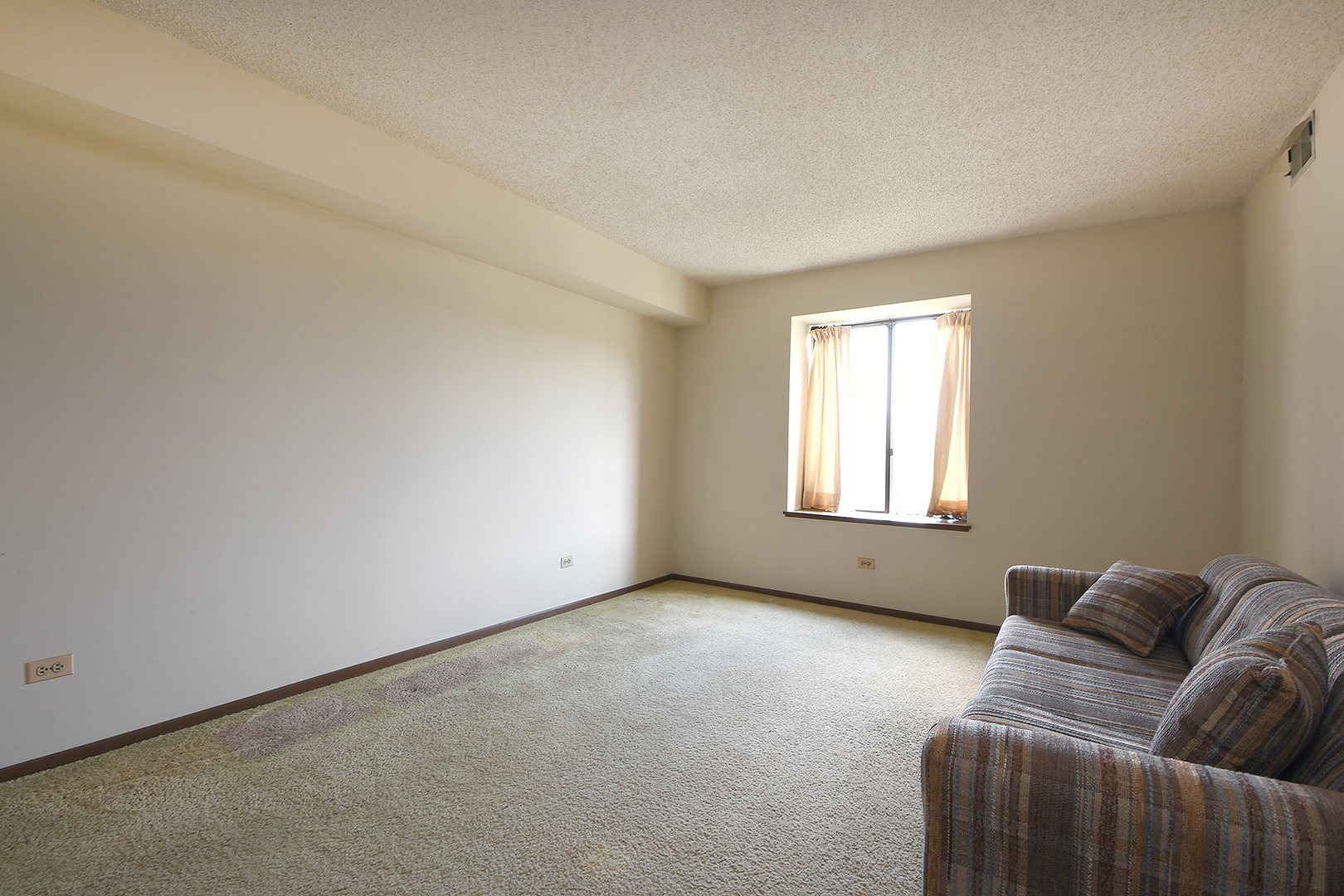 11137 E Road, Unit E Palos Hills, IL 60465 - Photo 19 of 34 a living room with furniture and a window