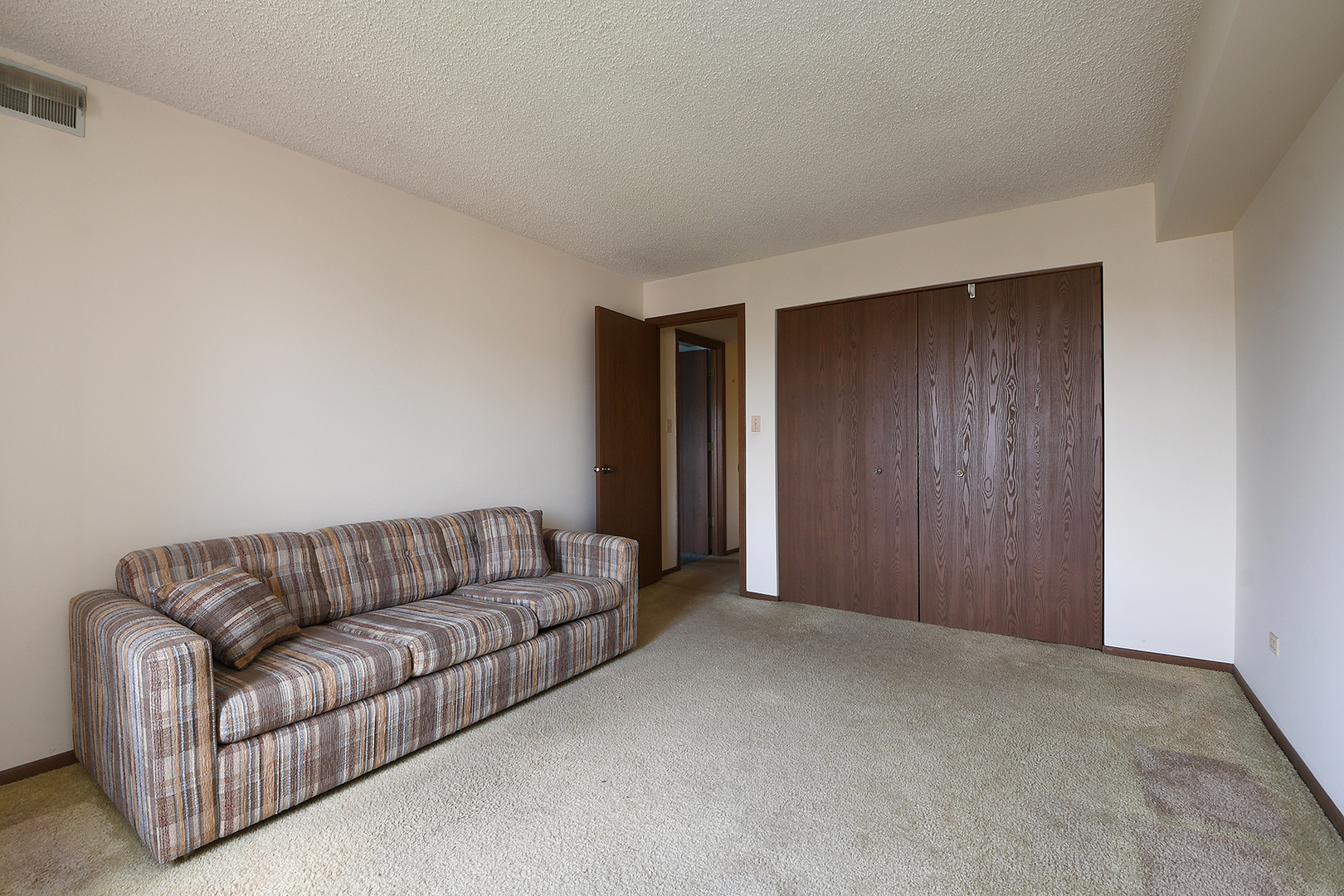 11137 E Road, Unit E Palos Hills, IL 60465 - Photo 20 of 34 a living room with furniture and a ceiling fan
