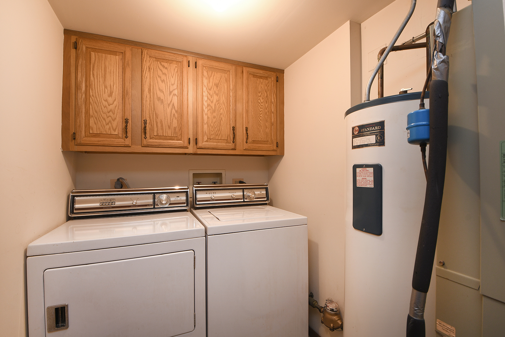 11137 E Road, Unit E Palos Hills, IL 60465 - Photo 22 of 34 a utility room with dryer and washer