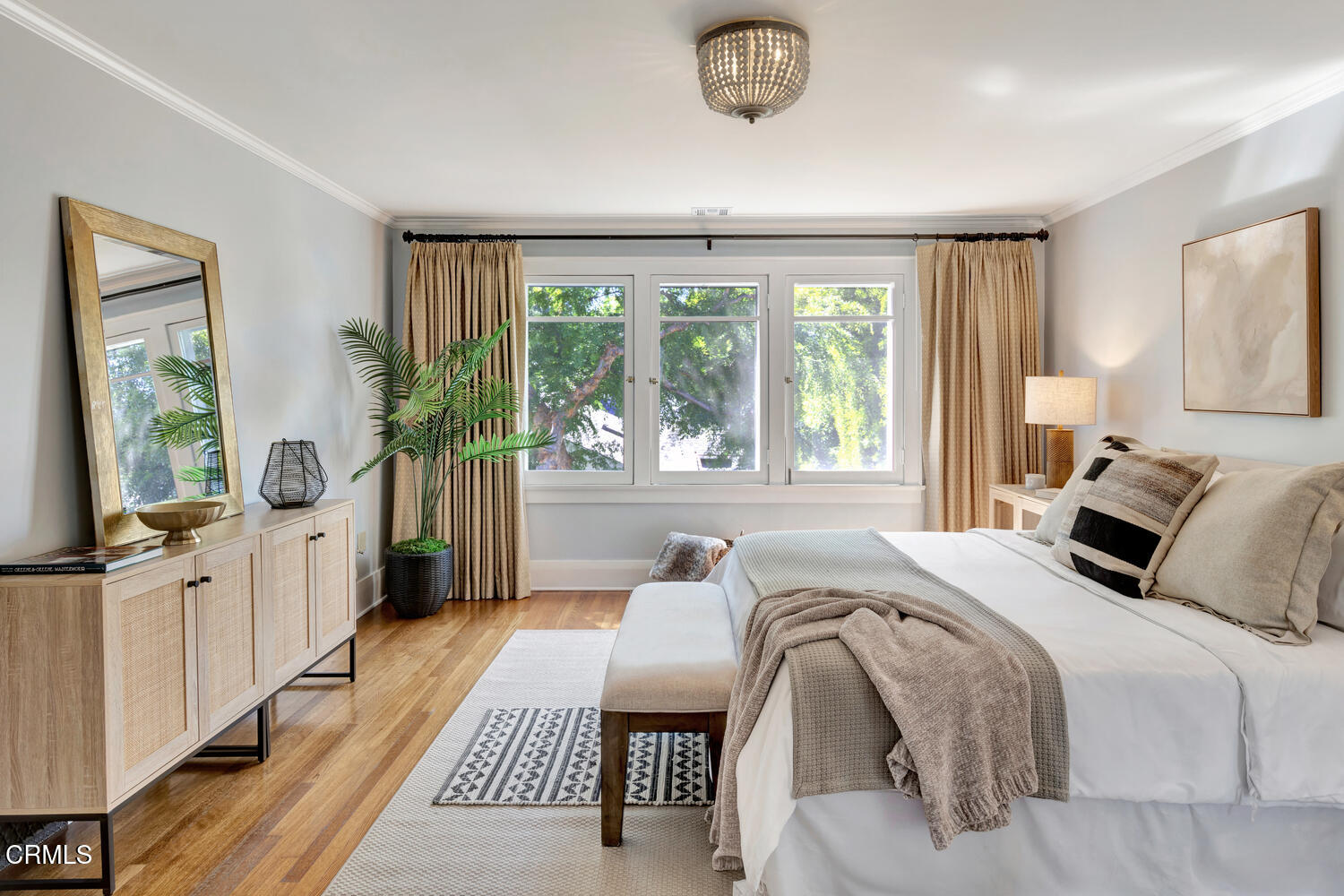 465 Alpine Street Pasadena, CA 91106 - Photo 20 of 45 a spacious bedroom with a large bed and a large window