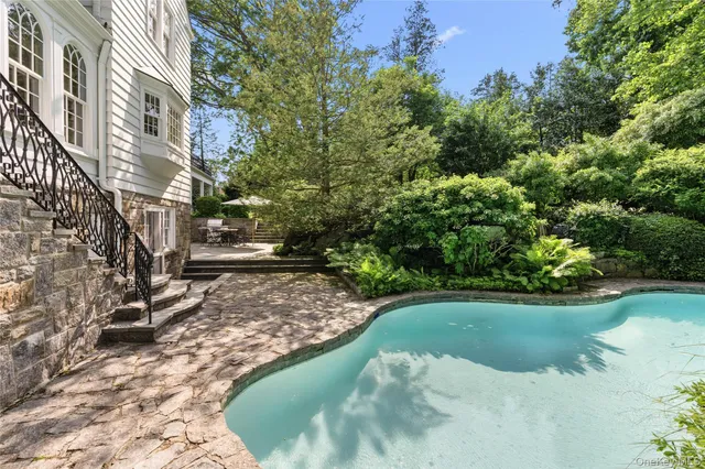 a view of a backyard