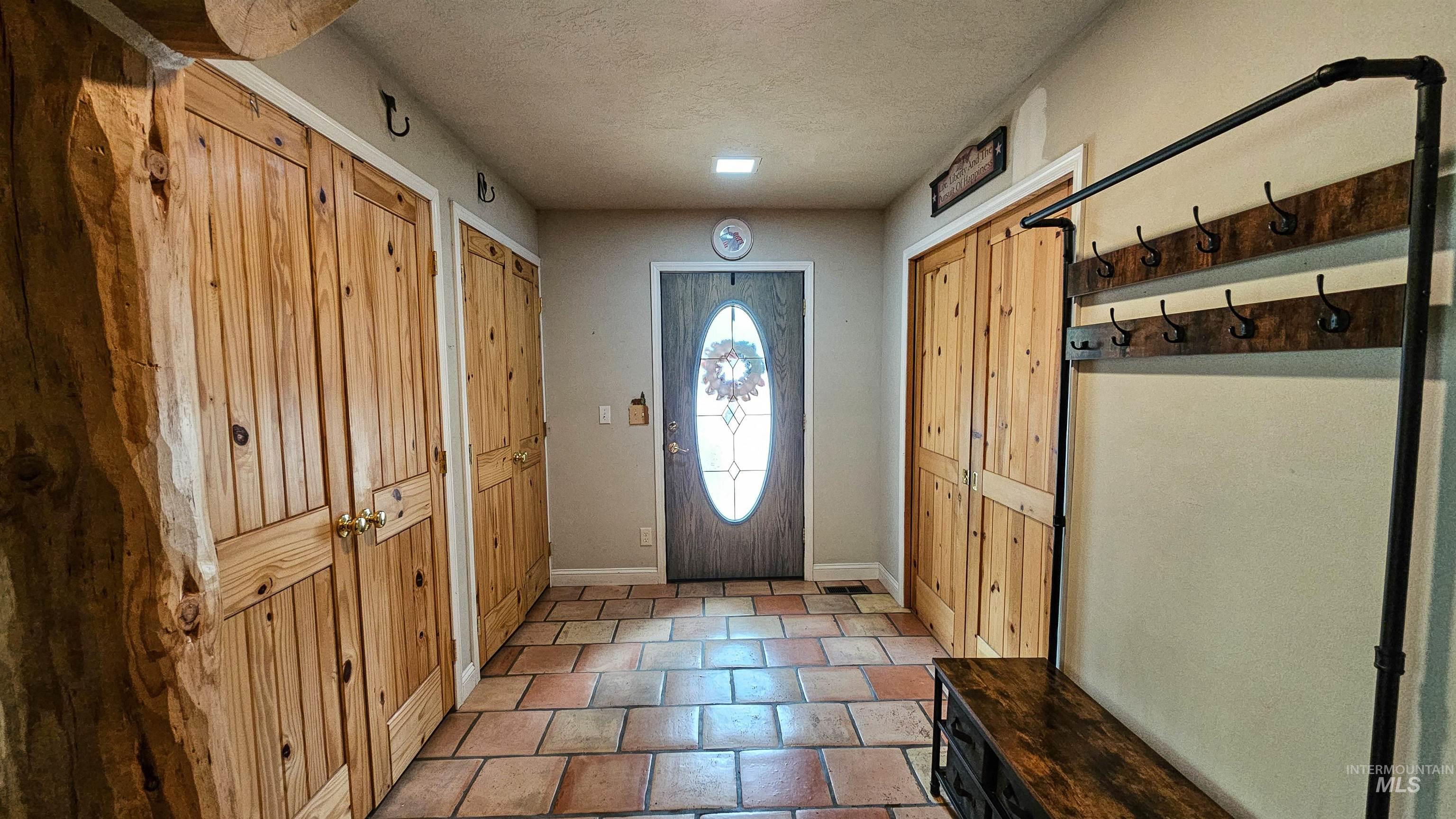 3382 Highway 21 Boise, ID 83716 - Photo 6 of 50 Mudroom featuring baseboards and a textured ceiling