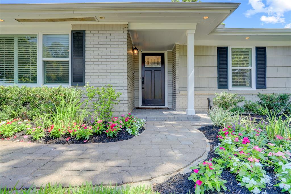Welcome to your beautiful, move-in ready Knollwood Village home!