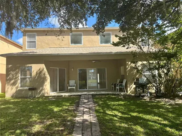 a view of a lake with houses in the back yard