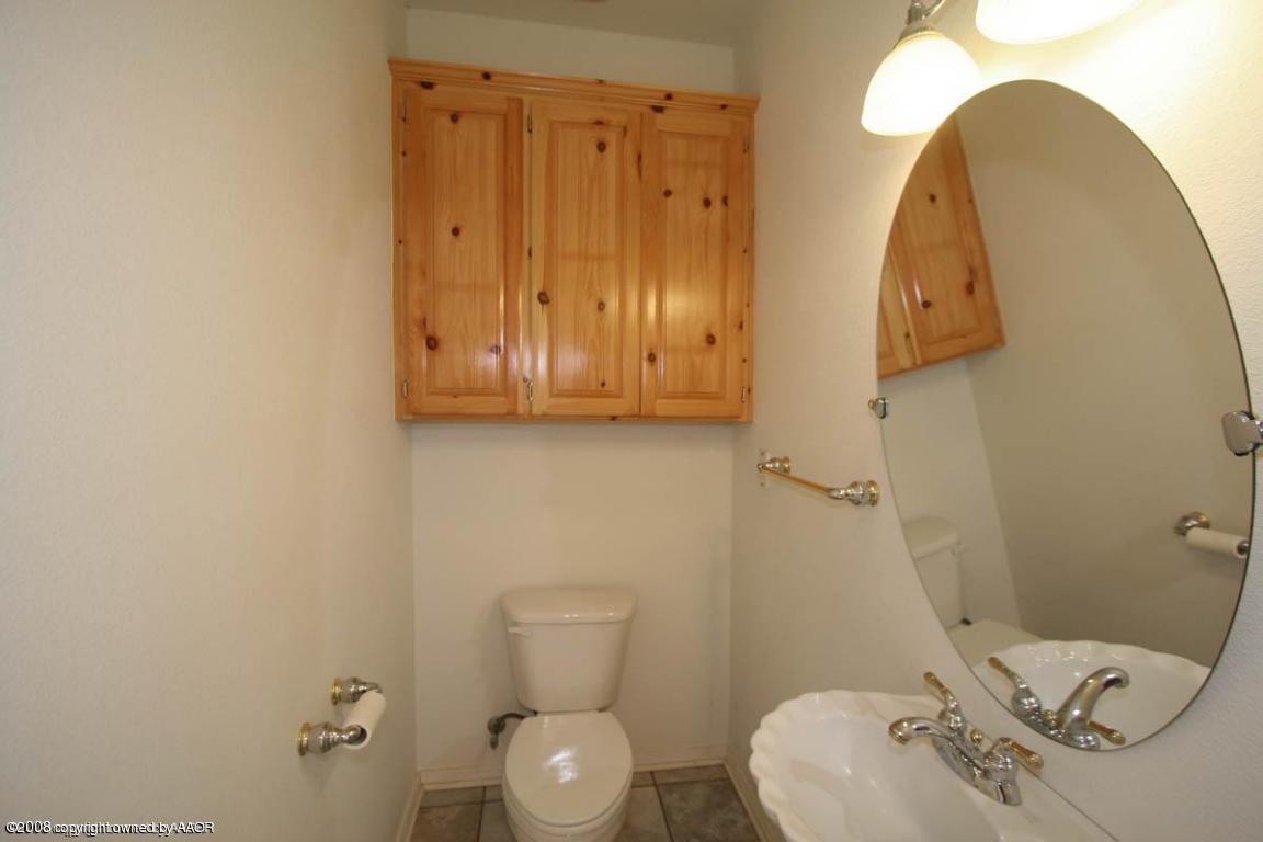 5601 Bushland Road Amarillo, TX 79119 - Photo 13 of 17 hall bath