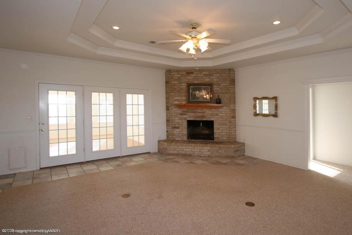 5601 Bushland Road Amarillo, TX 79119 - Photo 4 of 17 living room