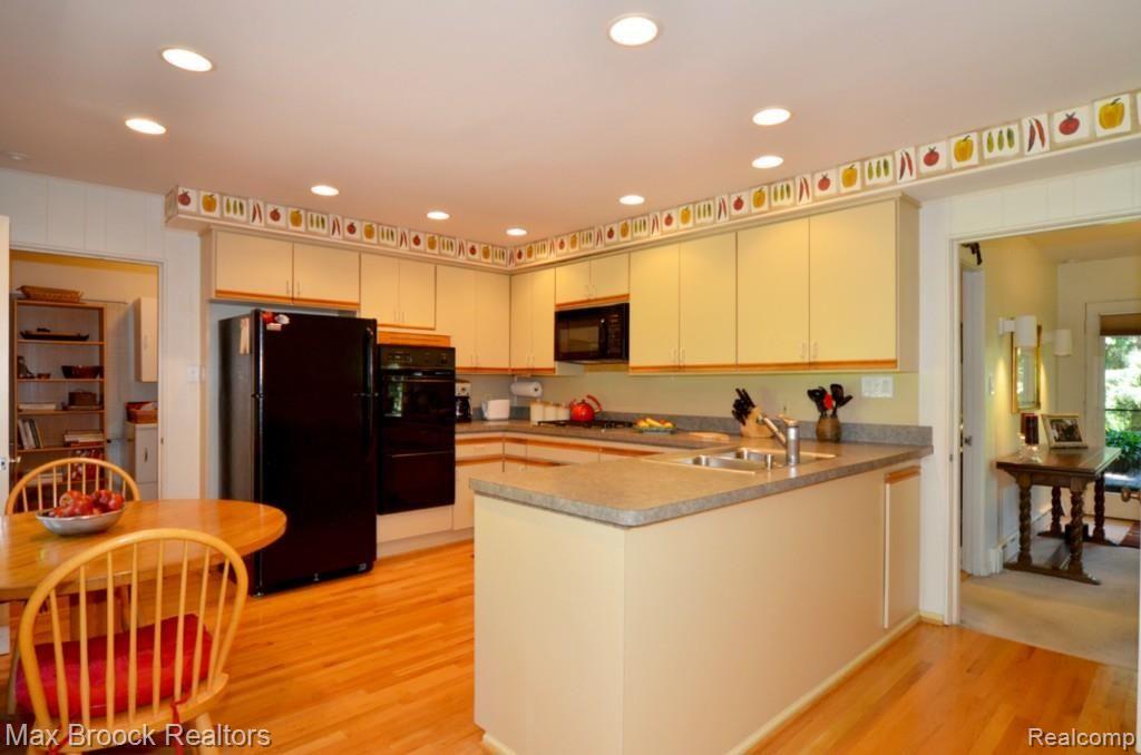 3791 West Pemberton Road Bloomfield Hills, MI 48302 - Photo 39 of 82 kitchen1 copy.jpg
